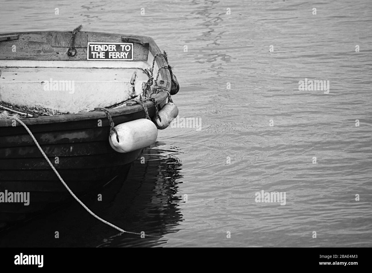 vecchia barca ormeggiata sul mare calmo Foto Stock