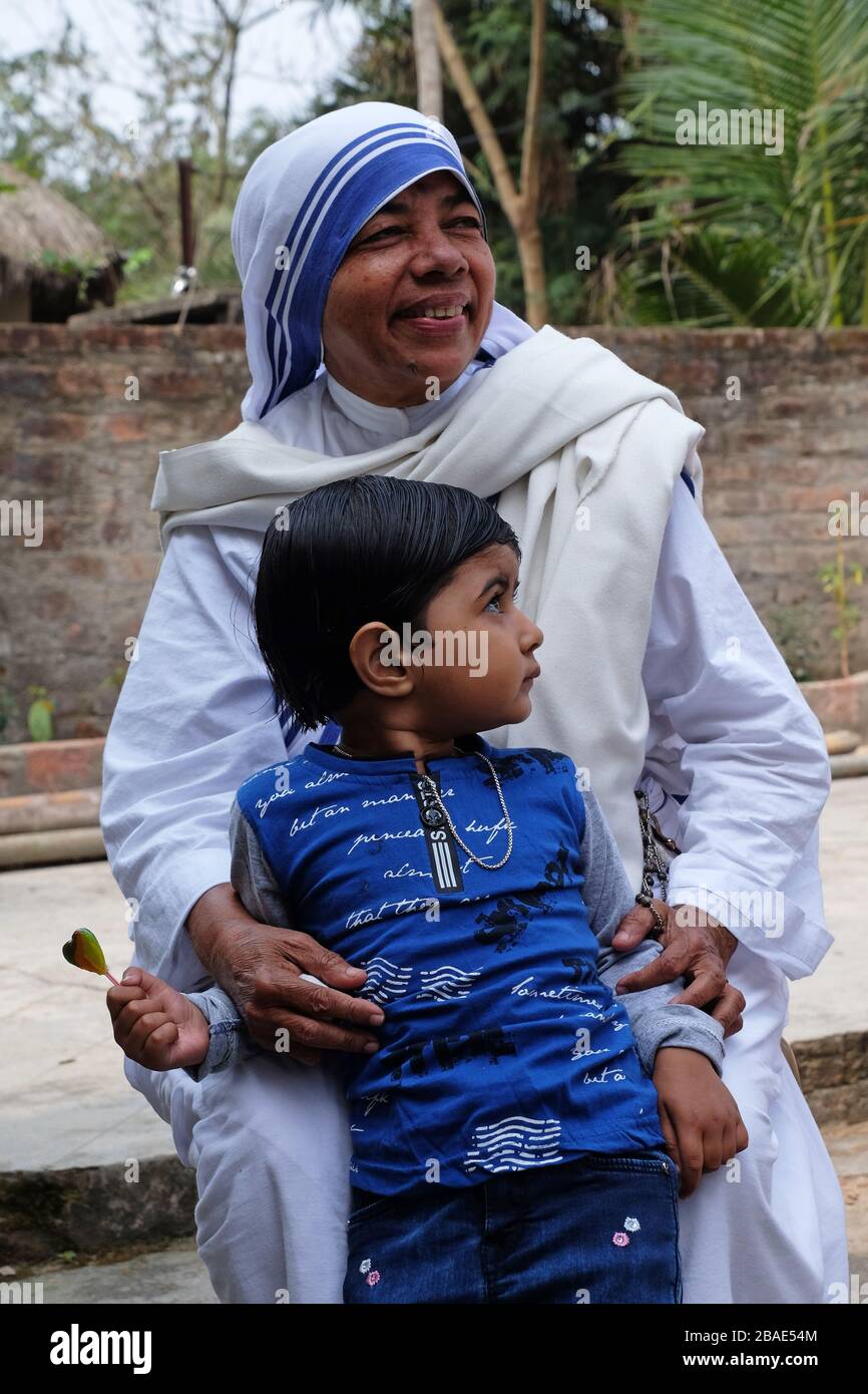 Missionari della Carità - Madre Teresa con bambino a Chunakhali, Bengala Occidentale, India Foto Stock