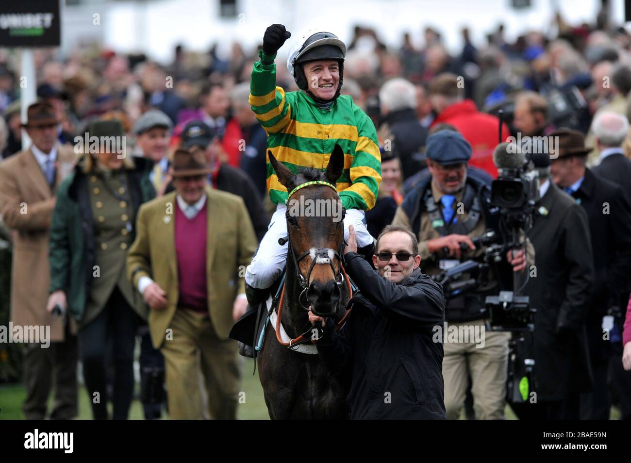 Le folle si riuniscono all'ippodromo di Cheltenham per il 2020 Festival delle corse, uno degli ultimi grandi incontri pubblici sotto la nube di coronavirus covid-19 Foto Stock