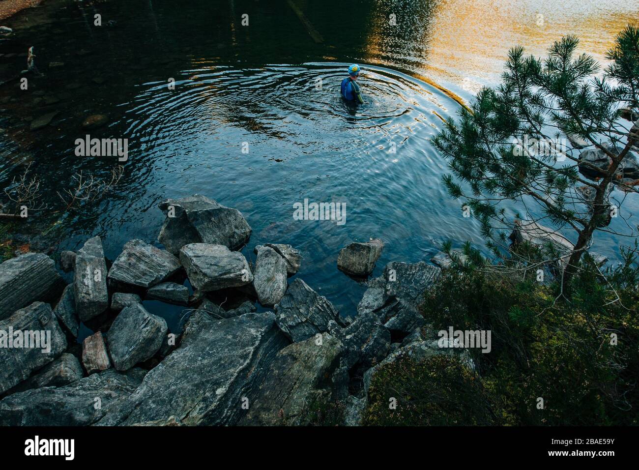 Nuotatore all'aperto presso un Lochan Uaine, Aviemore, Scozia Foto Stock