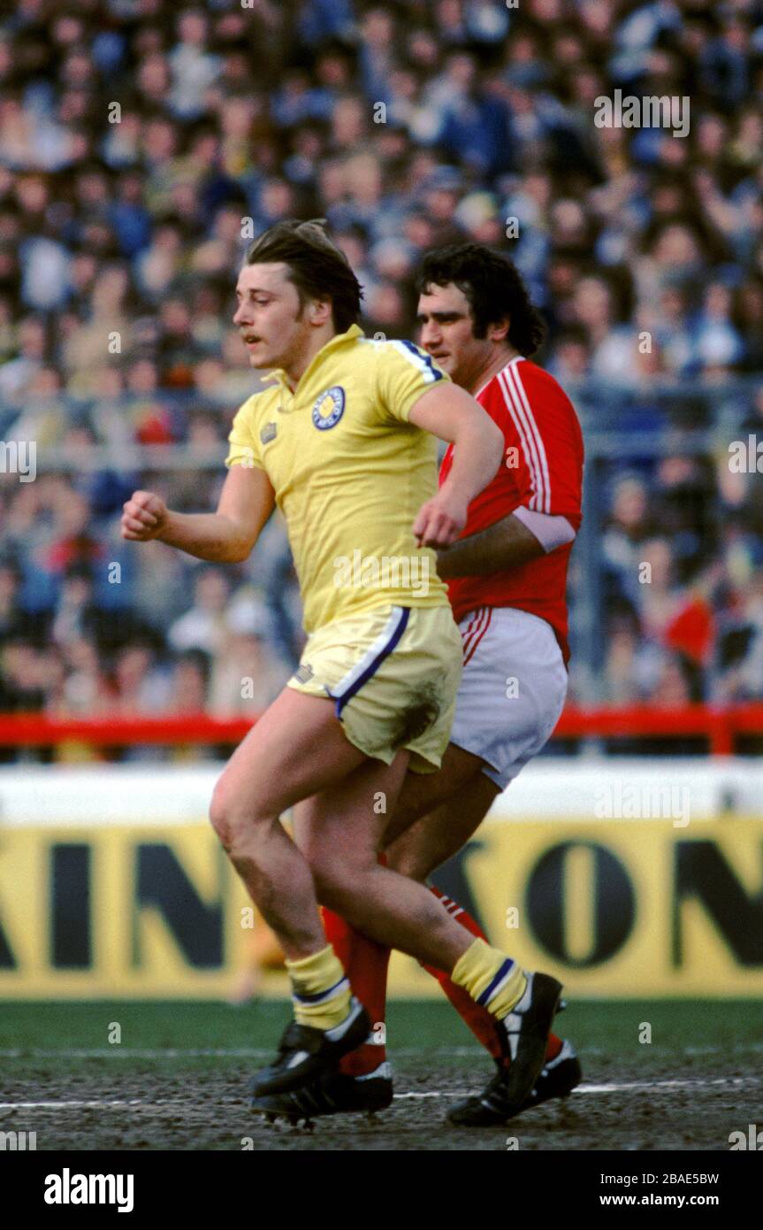 John Hawley (l) del Leeds United è ombreggiato da Larry Lloyd (r) della Nottingham Forest Foto Stock