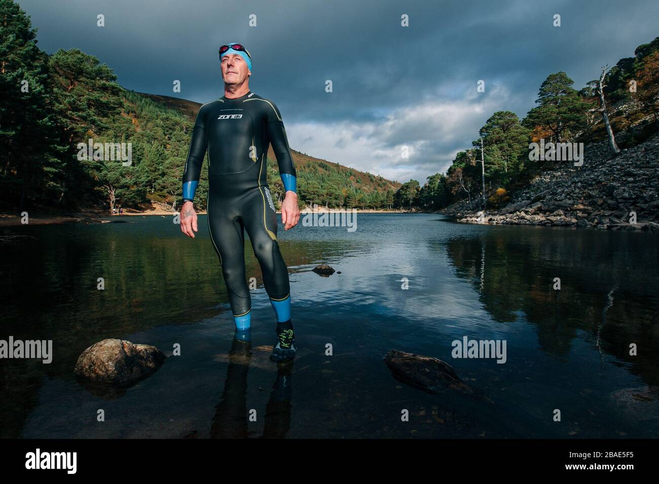 Nuotatore all'aperto presso un Lochan Uaine, Aviemore, Scozia Foto Stock