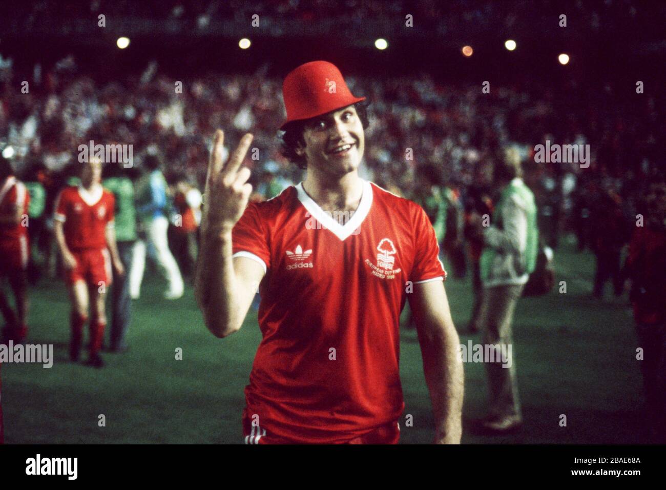 Larry Lloyd di Nottingham Forest festeggia dopo che Forest ha vinto la seconda Coppa europea successiva Foto Stock