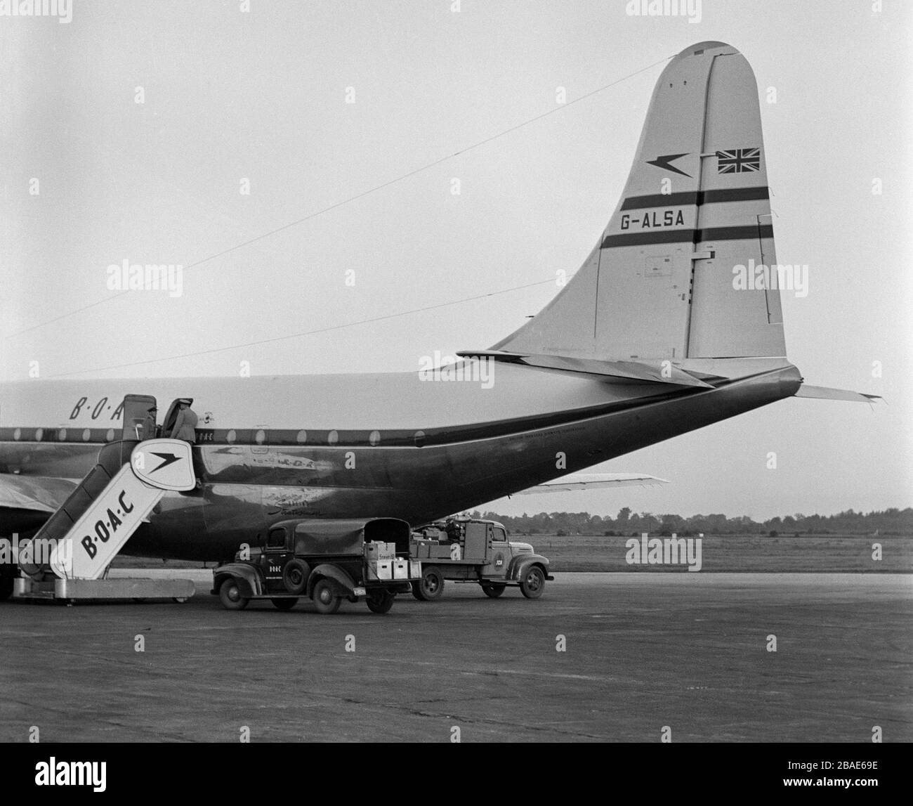 Foto in bianco e nero d'epoca scattata all'aeroporto di Montreal in Canada nel 1950, con un BoAC Boeing 377 Stratocruiser, registrazione G-ALSA, in preparazione al decollo. Questo aereo si è schiantato a Prestwick, Scozia, il giorno di Natale del 1954, uccidendo 28 persone. Foto Stock