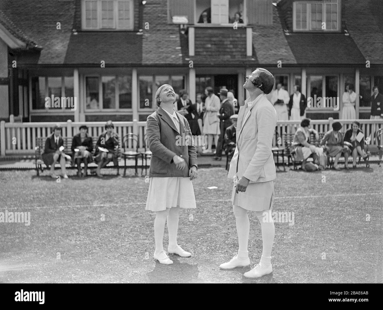 Foto in bianco e nero d'epoca scattata l'11 luglio 1931. Una squadra rappresentativa di cricket femminili del Sud dell'Inghilterra si è incontrata con il resto in una partita giocata al Hong Kong Bank Ground, Beckenham, Kent, Inghilterra. La foto mostra capitani rivali che lanciano per il diritto di pipistare. La signorina K. Donan, Capitano del Sud, sulla sinistra, e la signorina M. Haddelsey, sulla destra. Foto Stock