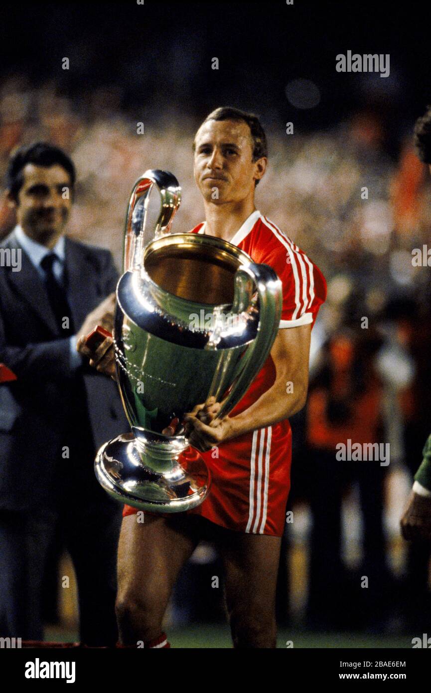 John McGovern, capitano della foresta di Nottingham, con la Coppa europea dopo la vittoria del 1-0 della Forest Foto Stock