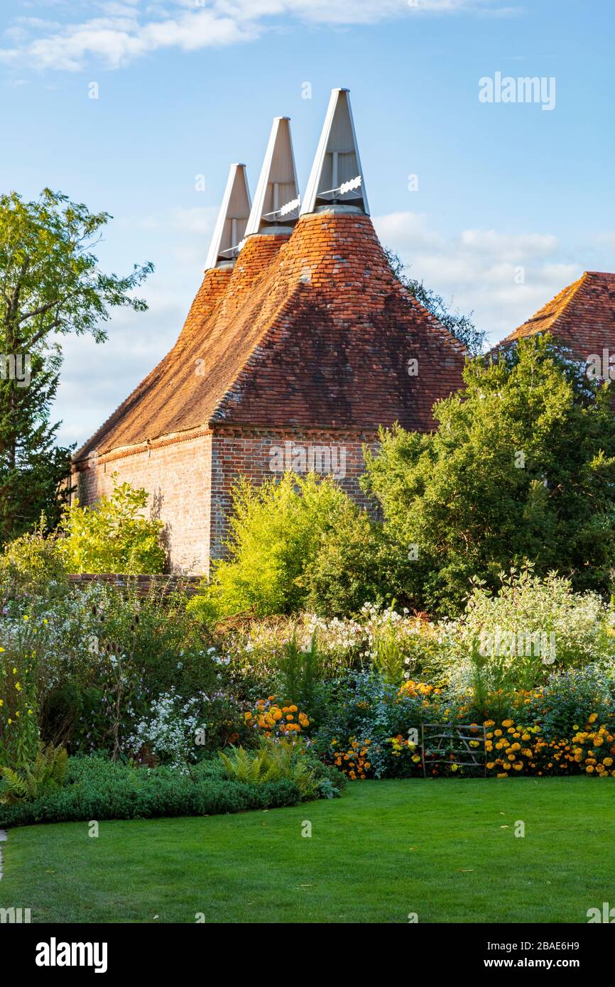 Oast case nel Colorul Autunno viste di Christopher Lloyds famoso giardino Grande Dixter, Northiam, Kent, Regno Unito Foto Stock