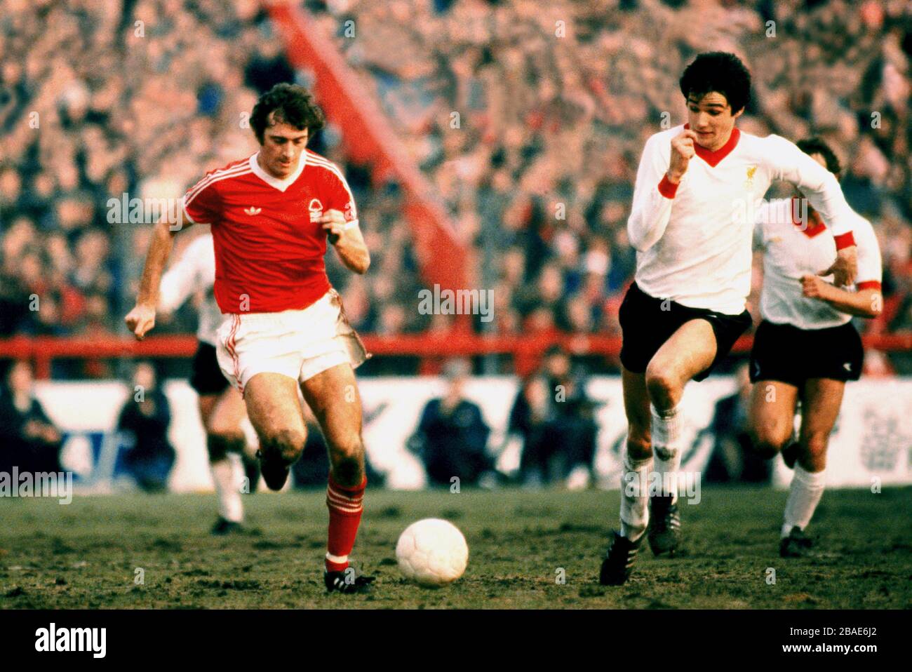 Trevor Francis della Foresta di Nottingham (l) cerca di superare Alan Hansen di Liverpool (r) Foto Stock