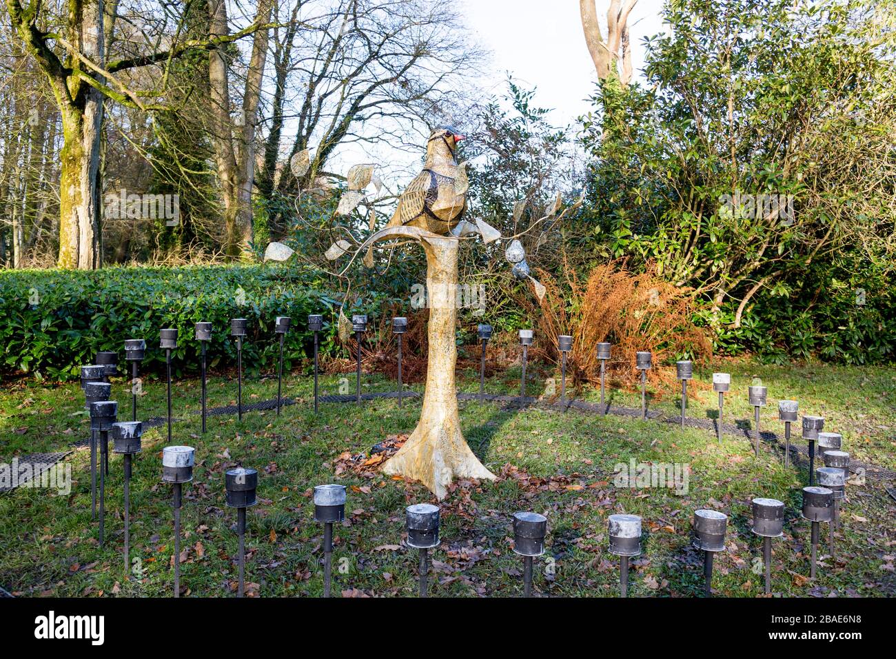Un'opera d'arte invernale "Partridge in a Pear Tree" nei terreni della Stourhead House come parte delle loro attrazioni natalizie, Wiltshire, Inghilterra, Regno Unito Foto Stock