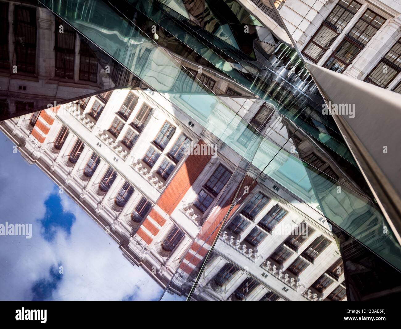 Una vista astratta dell'architettura del Victoria and Albert Museum si riflette nel vetro della nuova area del cortile del Seckler. Foto Stock