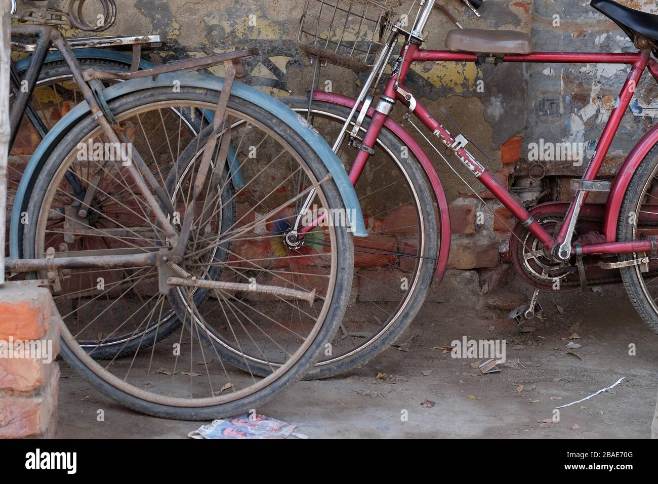 Bicicletta appoggiata al muro a Kumrokhali, Bengala Occidentale, India Foto Stock