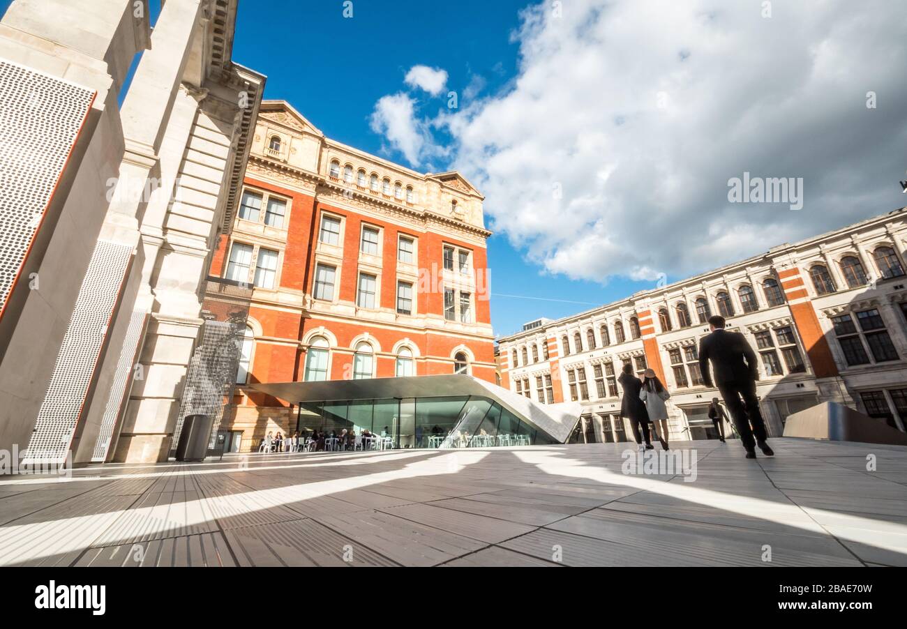 The Sackler Courtyard, Victoria and Albert Museum, Londra. Vista dell'ingresso secondario e della caffetteria del Museo V&A dalla strada delle Esposizioni. Foto Stock