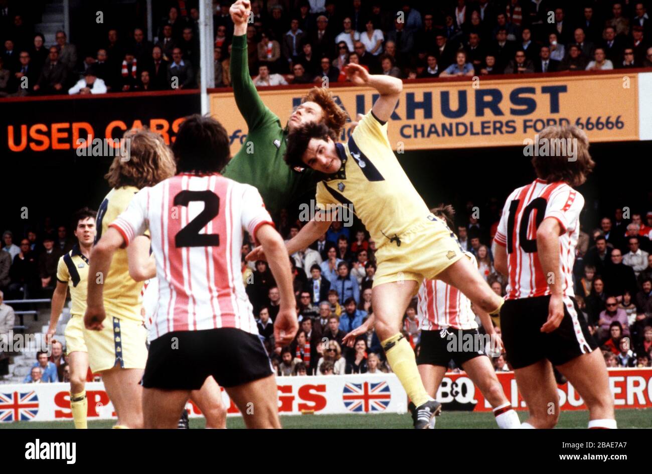 Peter Wells (c, l), portiere di Southampton, si è liberato da Peter Taylor di Tottenham Hotspur (c, r) Foto Stock