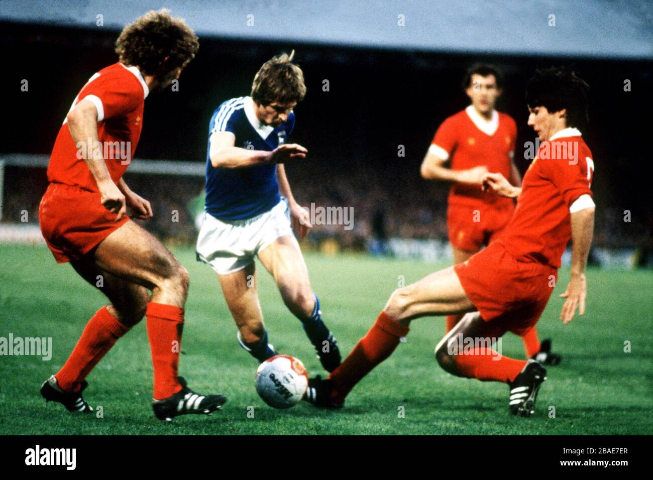 Frans Thijssen (c) della città di Ipswich prende Alan Kennedy (l) e Alan Hansen (r) di Liverpool Foto Stock