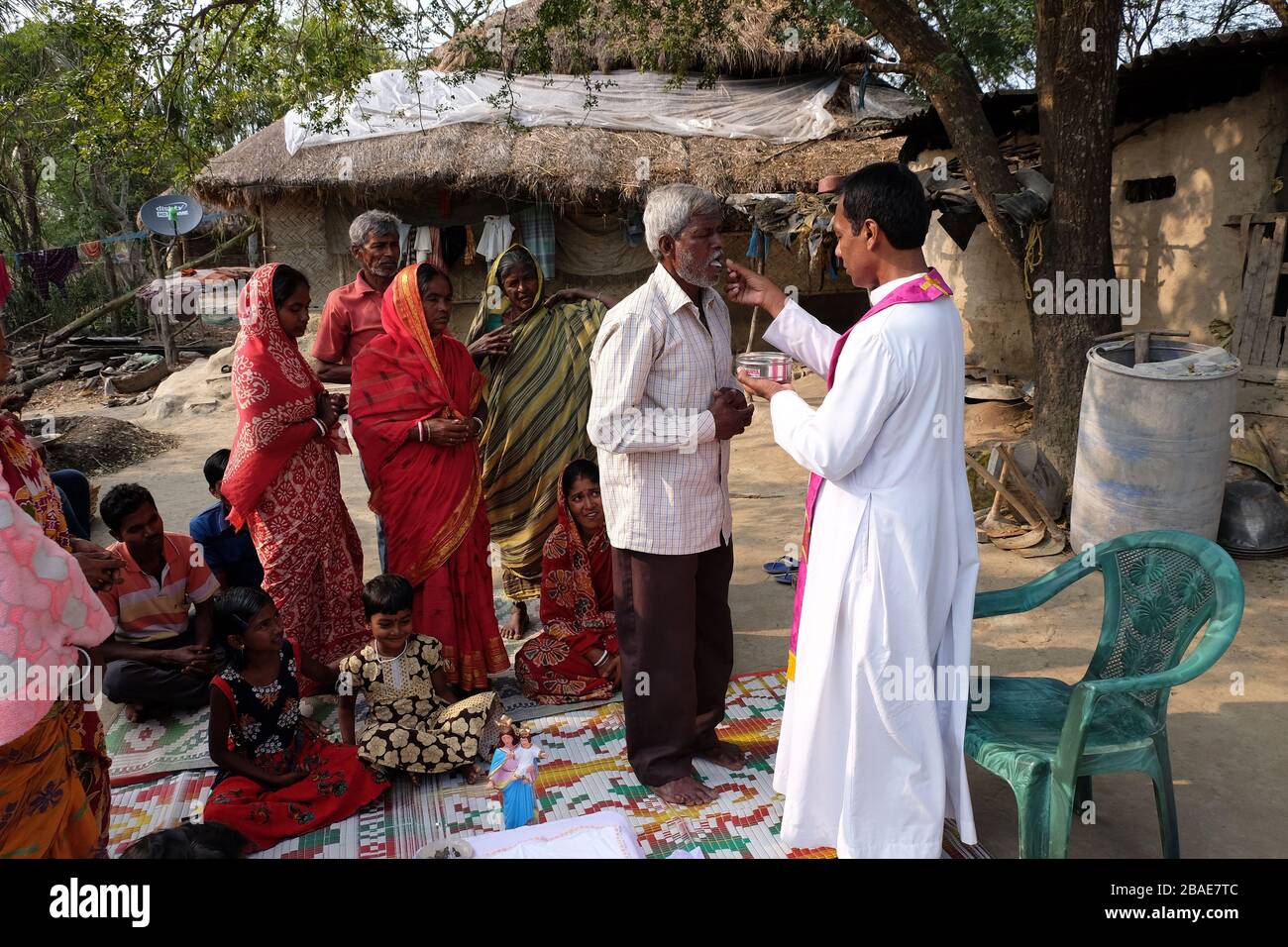 Fedeli cattolici durante una Messa all'aperto nel villaggio di Mitrapur, Bengala Occidentale, India Foto Stock