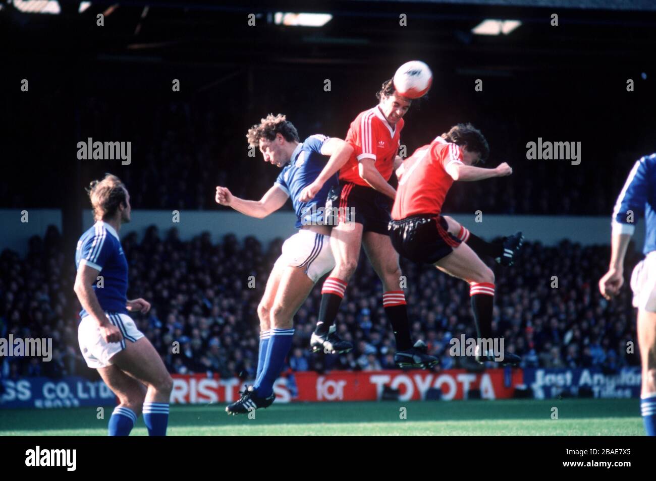 Joe Jordan del Manchester United (secondo r) supera il compagno di squadra Steve Coppell (r) e il Terry Butcher di Ipswich Town (secondo l) per vincere un titolo, guardato da Mick Mills di Ipswich Town (l) Foto Stock