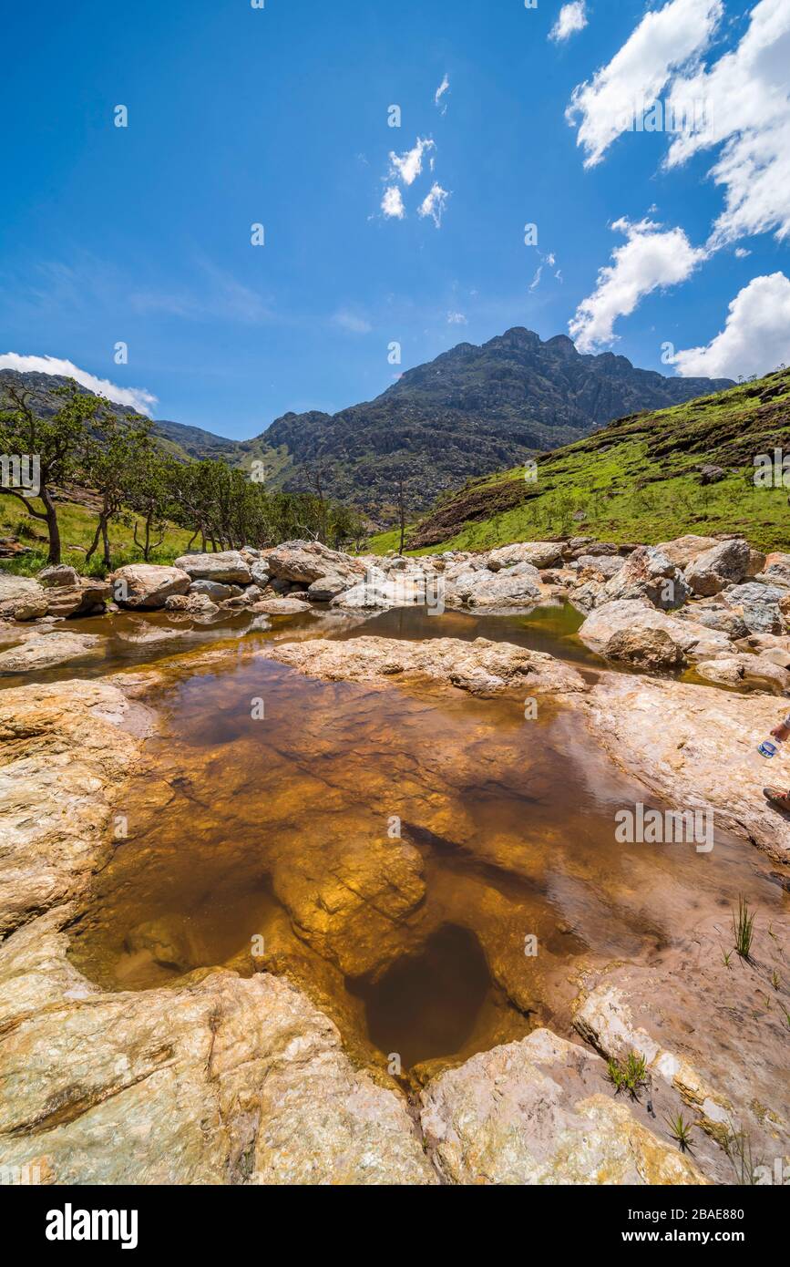Una grande piscina con sfondo montano nel Parco Nazionale Chimanimnai dello Zimbabwe. Foto Stock