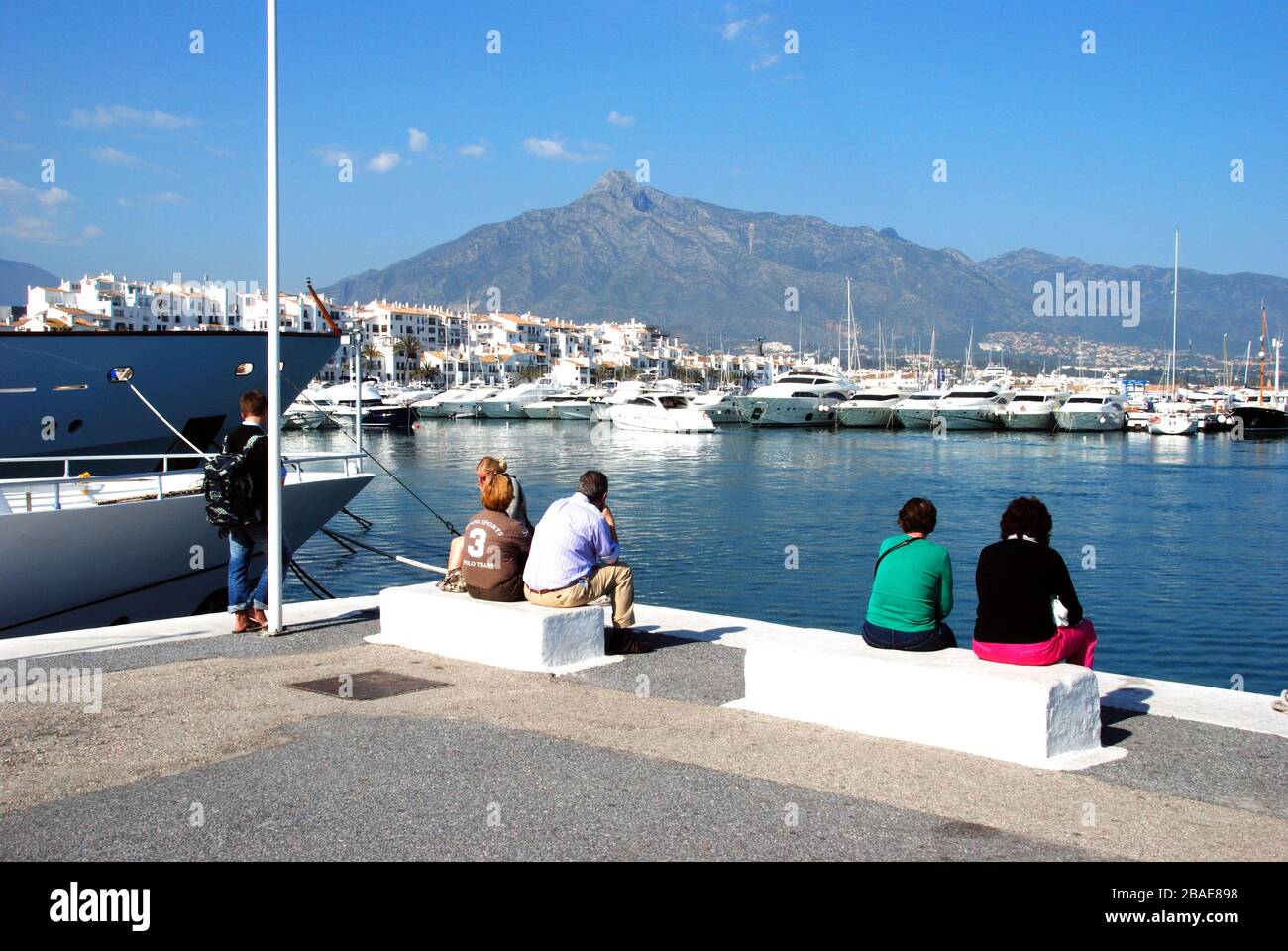 Turisti che si rilassano sul lungomare di Puerto Banus Marina, Marbella, Spagna - 20 marzo 2009 Foto Stock