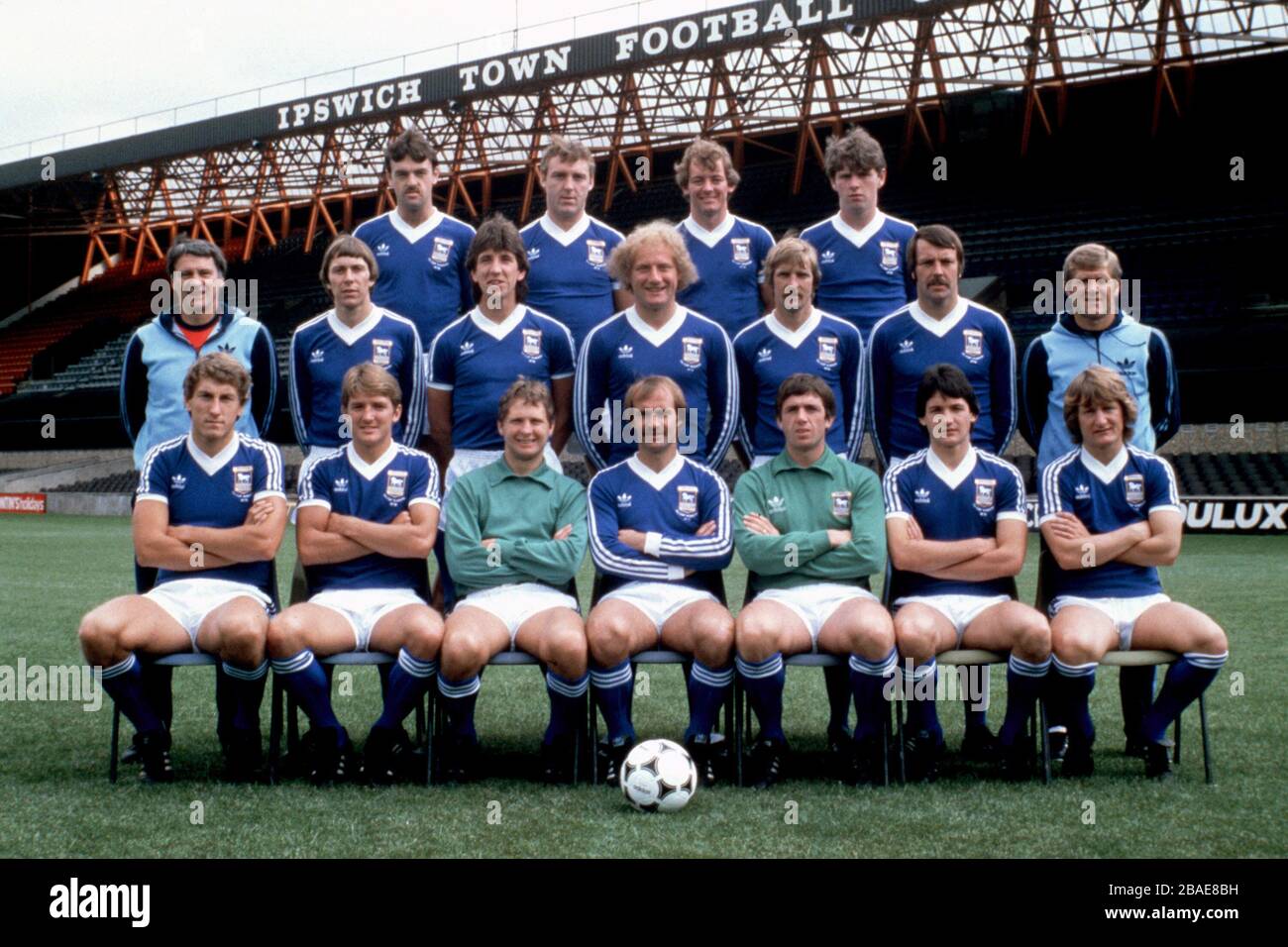 Ipswich Town team group: (Back row, l-r) John Wark, Kevin Beattie, Steve McCall, Kevin o'Callaghan; (middle row, l-r) manager Bobby Robson, Arnold Muhren, Paul Mariner, Alan Brasile, Frans Thijssen, Alan Hunter, assistente manager Bobby Ferguson; (Prima fila, l-r) Terry Butcher, Russell Osman, Laurie Sivell, Mick Mills, Paul Cooper, George Burley, Eric Gates Foto Stock