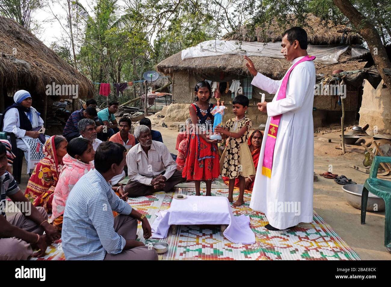 Fedeli cattolici durante una Messa all'aperto nel villaggio di Mitrapur, Bengala Occidentale, India Foto Stock