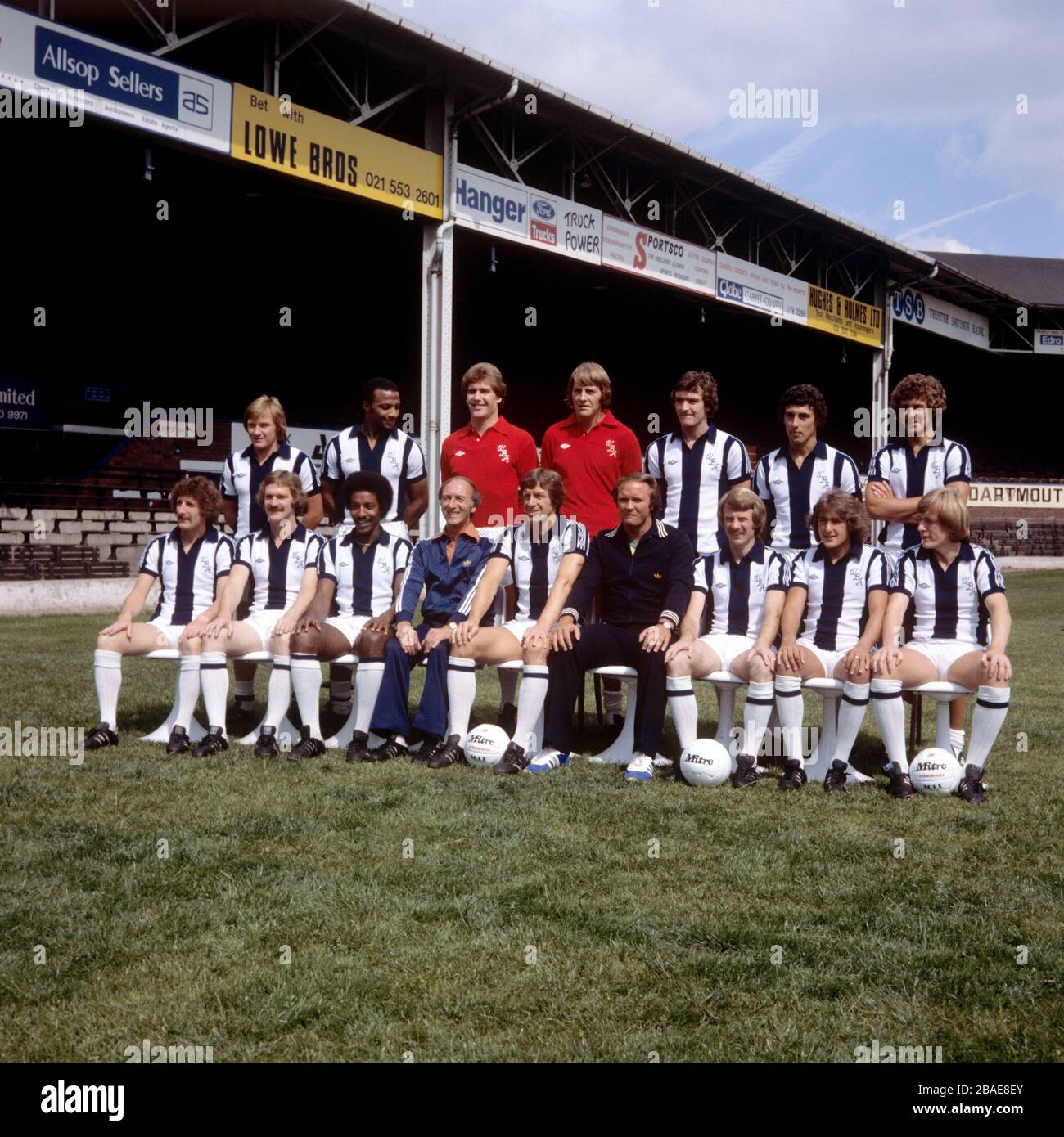 West Bromwich, squadra Albion 1979/80: (Back row, l-r) Derek Statham, Cyrille Regis, Tony Godden, David Stewart, Ally Brown, John Trewick, Bryan Robson; (prima fila, l-r) Tony Brown, Ally Robertson, Brendon Batson, fisioterapista G Wright, John Wile, direttore di Rills, David Owen, David Barkinson, David Ownes, direttore di David McKinson Foto Stock