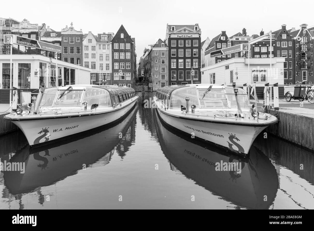 le barche turistiche completamente vuote offrono solitamente viaggi attraverso i canali di amsterdam Foto Stock