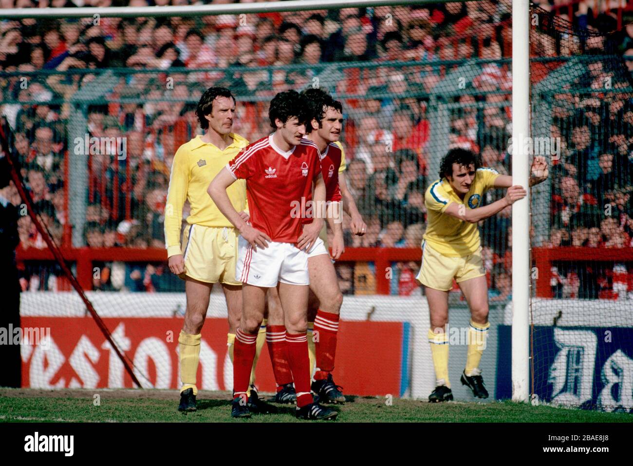 Paul Madeley (l) e Kevin Hird (r) del Leeds United tengono d'occhio i Garry Birtles (secondo l) e Larry Lloyd (secondo r) della Nottingham Forest mentre aspettano un angolo Foto Stock