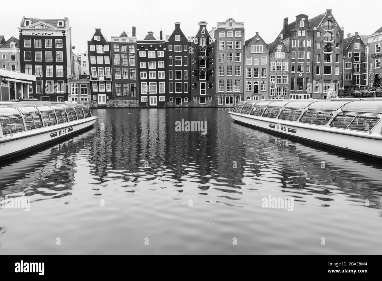 le barche turistiche completamente vuote offrono solitamente viaggi attraverso i canali di amsterdam Foto Stock