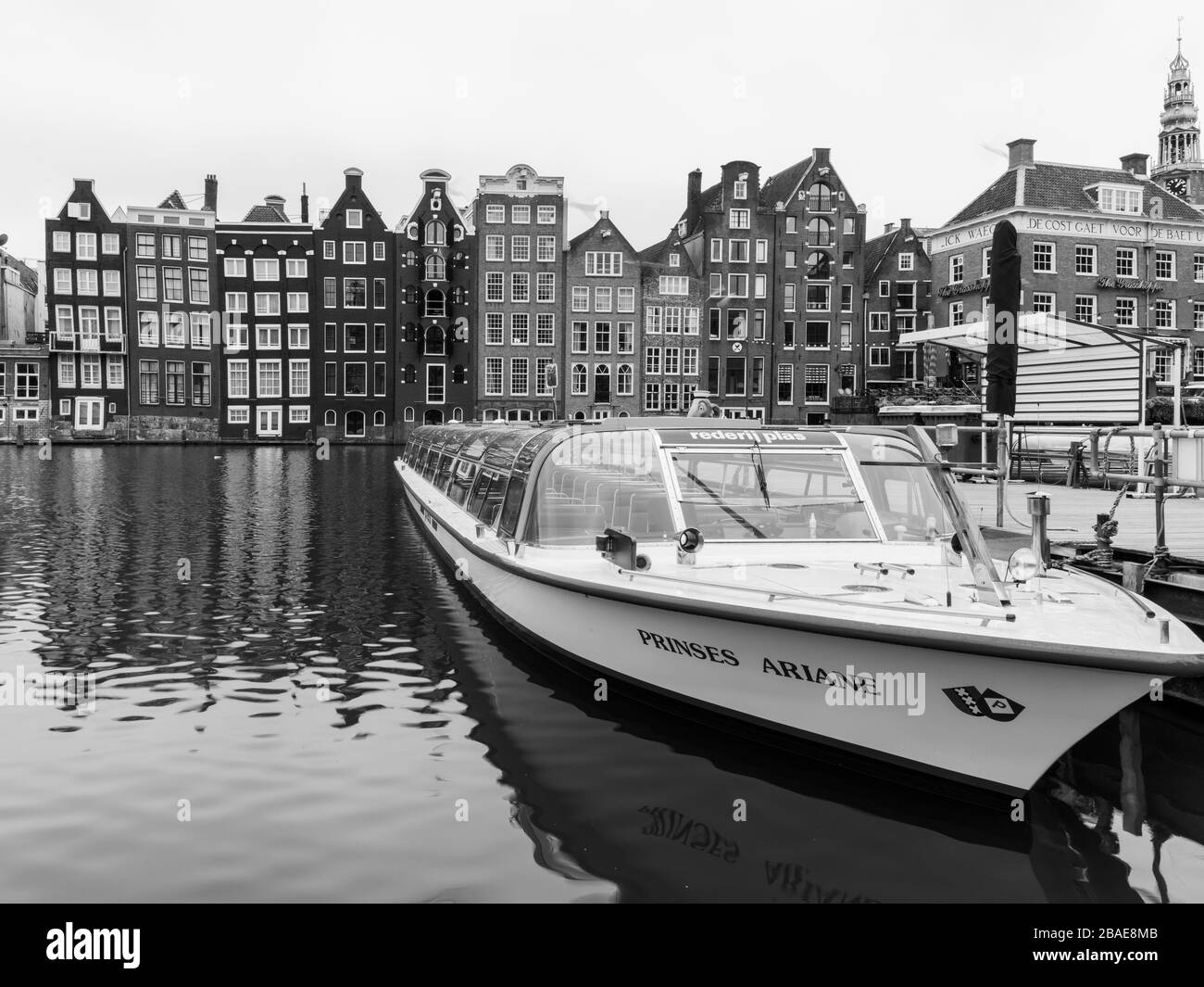 le barche turistiche completamente vuote offrono solitamente viaggi attraverso i canali di amsterdam Foto Stock