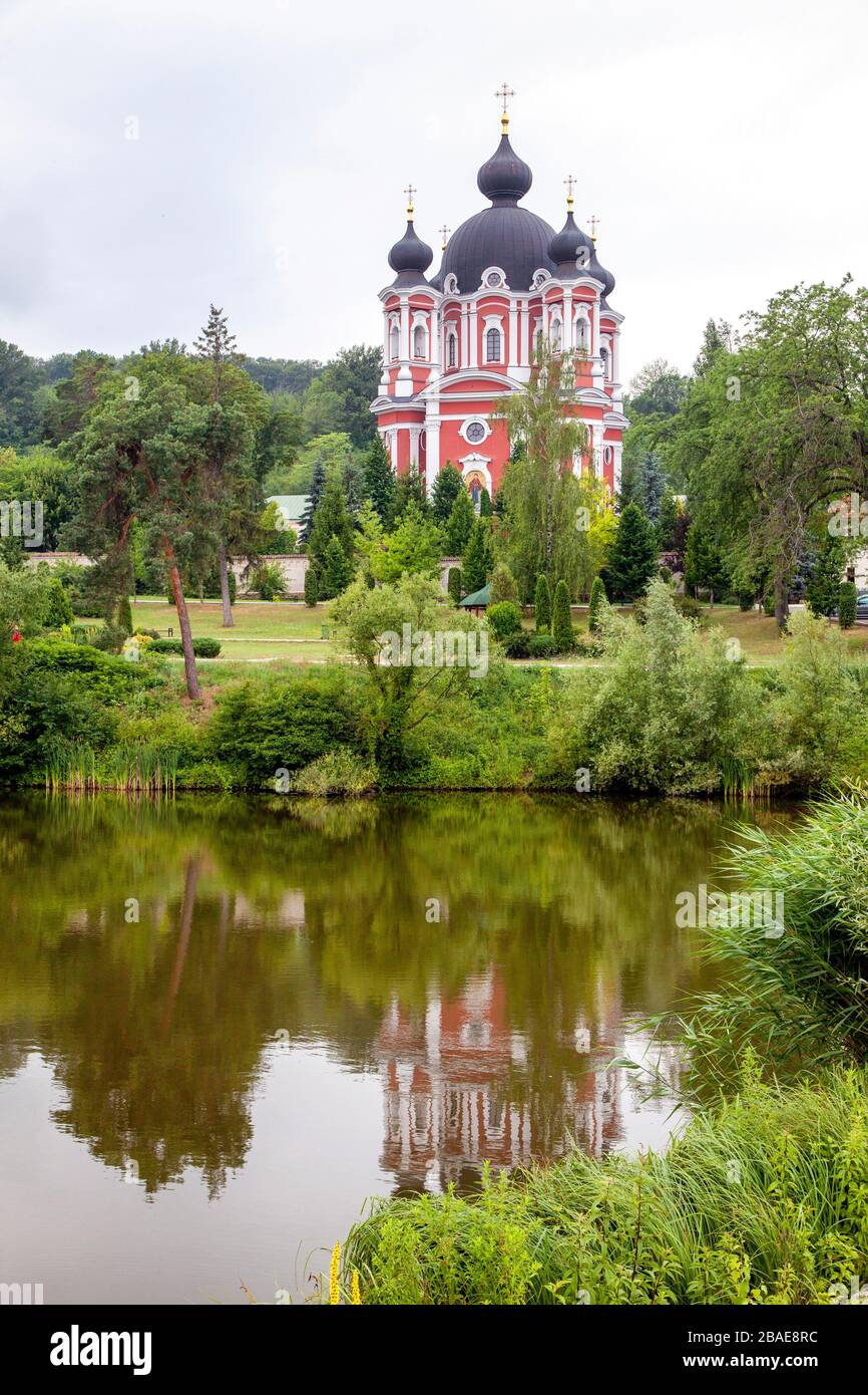 Moldavia: La chiesa principale del monastero di Curchi, la cattedrale Naşterea Domnului è stata costruita in stile barocco nel 1872. Foto Stock