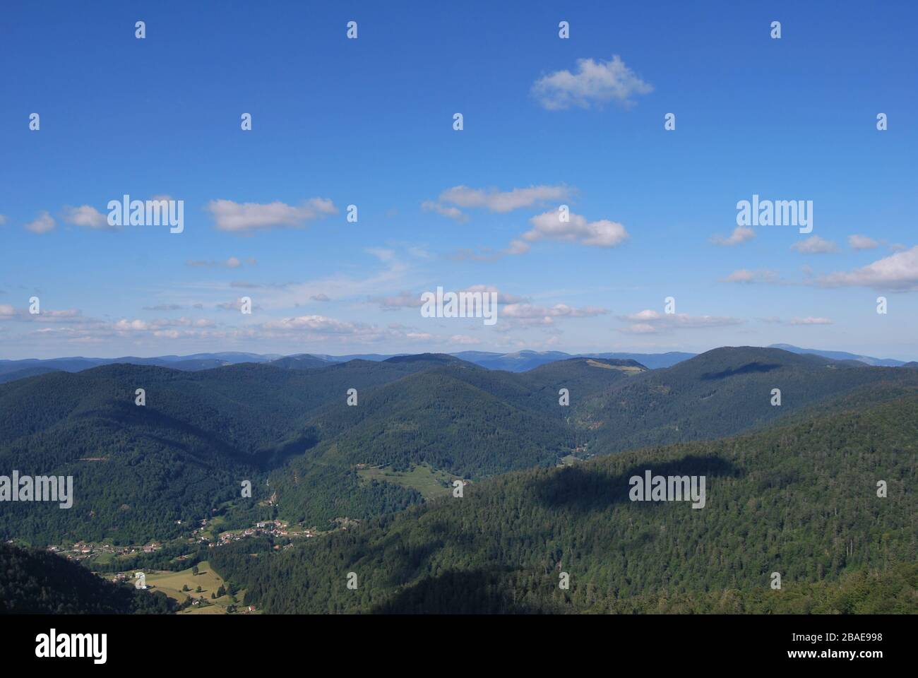 Vista panoramica dal Ballon d’Alsace, Grand Balloon, una cima / picco sulle montagne Vosges, Alto Reno in Francia Foto Stock