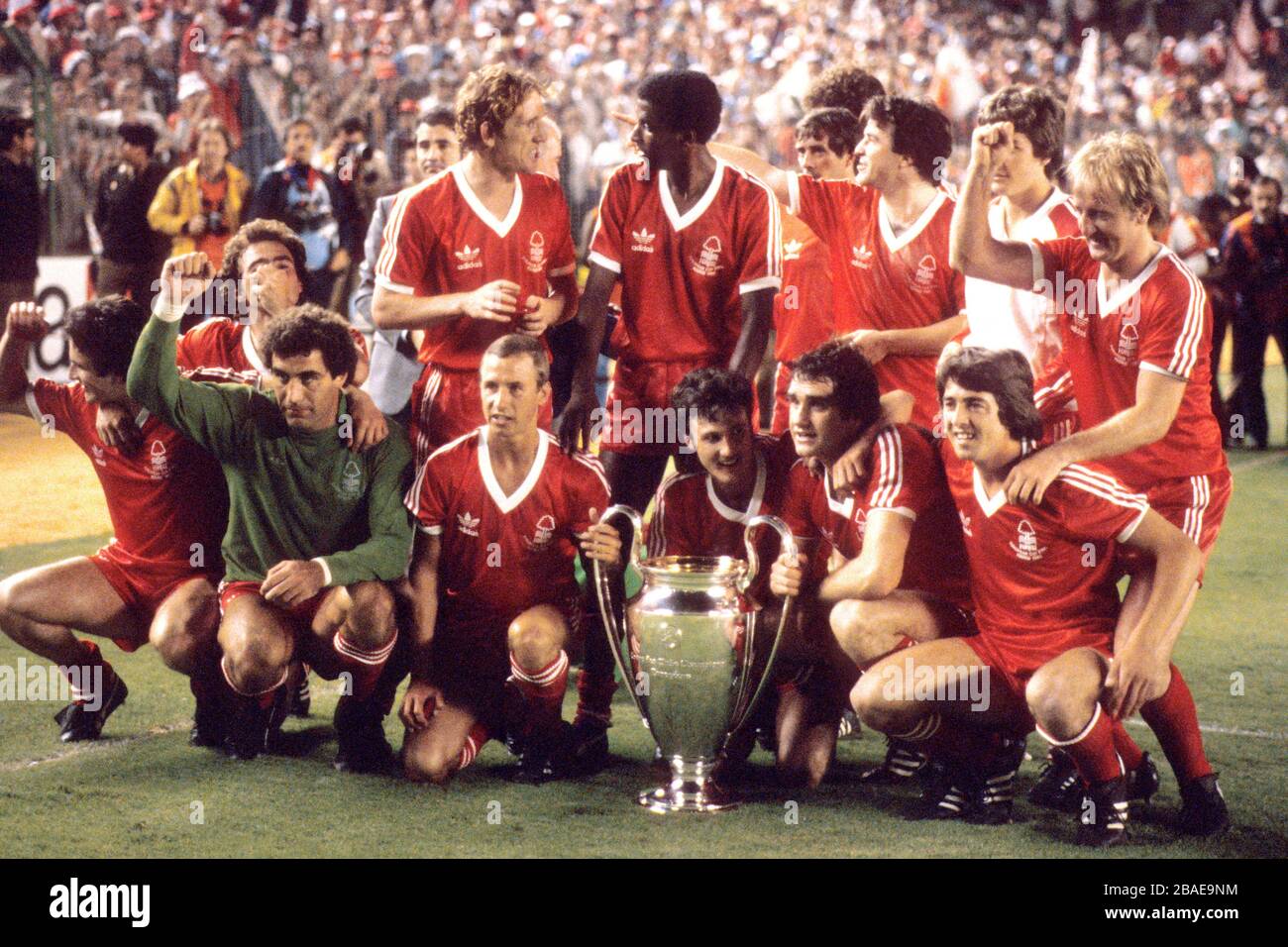 La foresta di Nottingham festeggia con la Coppa europea. (Back row l-r) Martin o'Neill, Ian Bowyer, viv Anderson, John o'Hare, John Robertson, Gary Mills e Kenny Burns. (Prima fila l-r) David Needham , Peter Shilton, John McGovern, Garry Birtles, Larry Lloyd e Bryn Gunn. Foto Stock