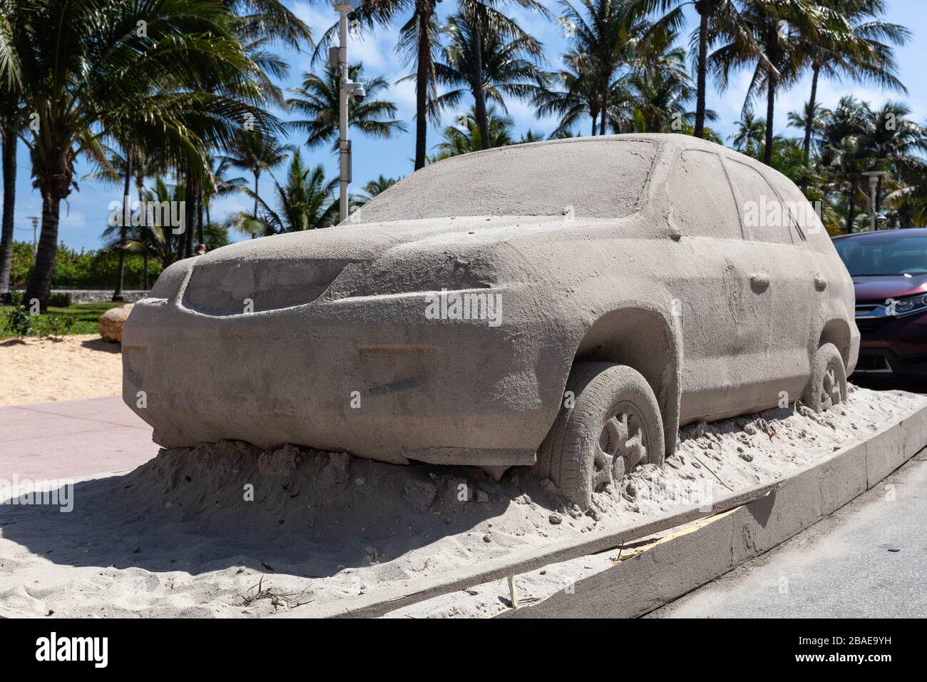 Una vista frontale di tre quarti di un'auto di sabbia a grandezza naturale in un sandpit, South Beach, Miami Beach, Florida, Stati Uniti. Foto Stock
