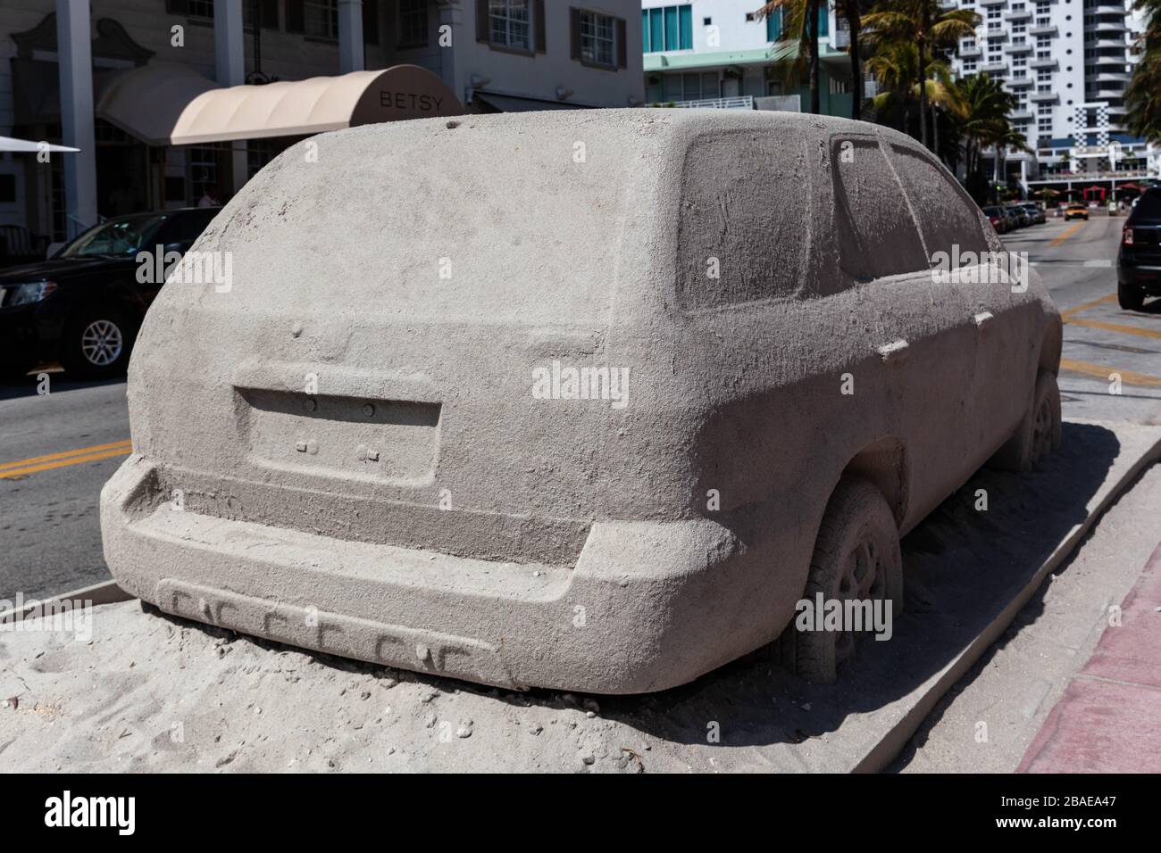 Vista posteriore di tre quarti di un'auto di sabbia a grandezza naturale in un sandpit, South Beach, Miami Beach, Florida, Stati Uniti. Foto Stock
