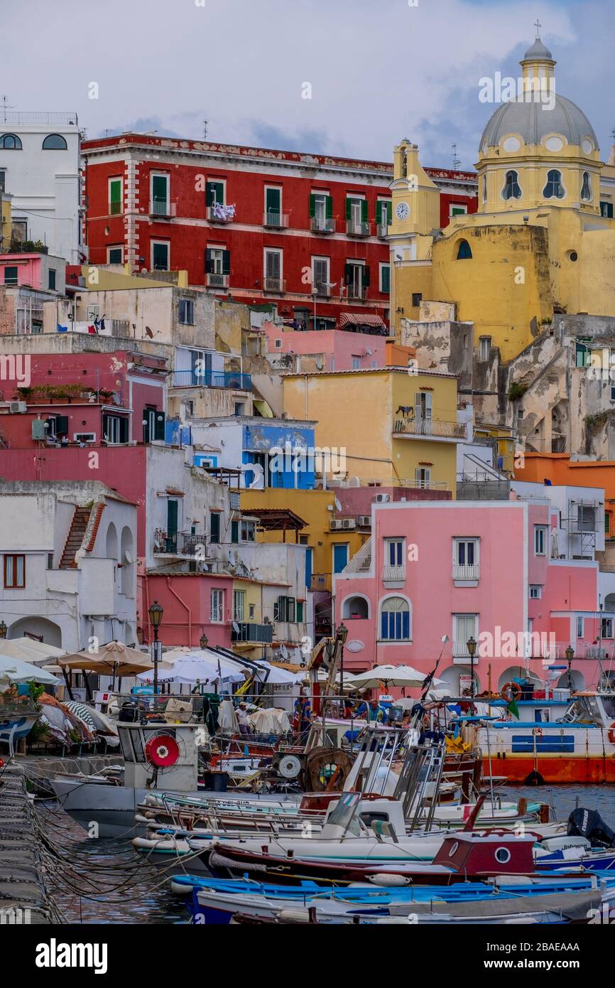 Case colorate del porto di la Corricella. Isola di Procida, Golfo di Napoli. Italia Foto Stock
