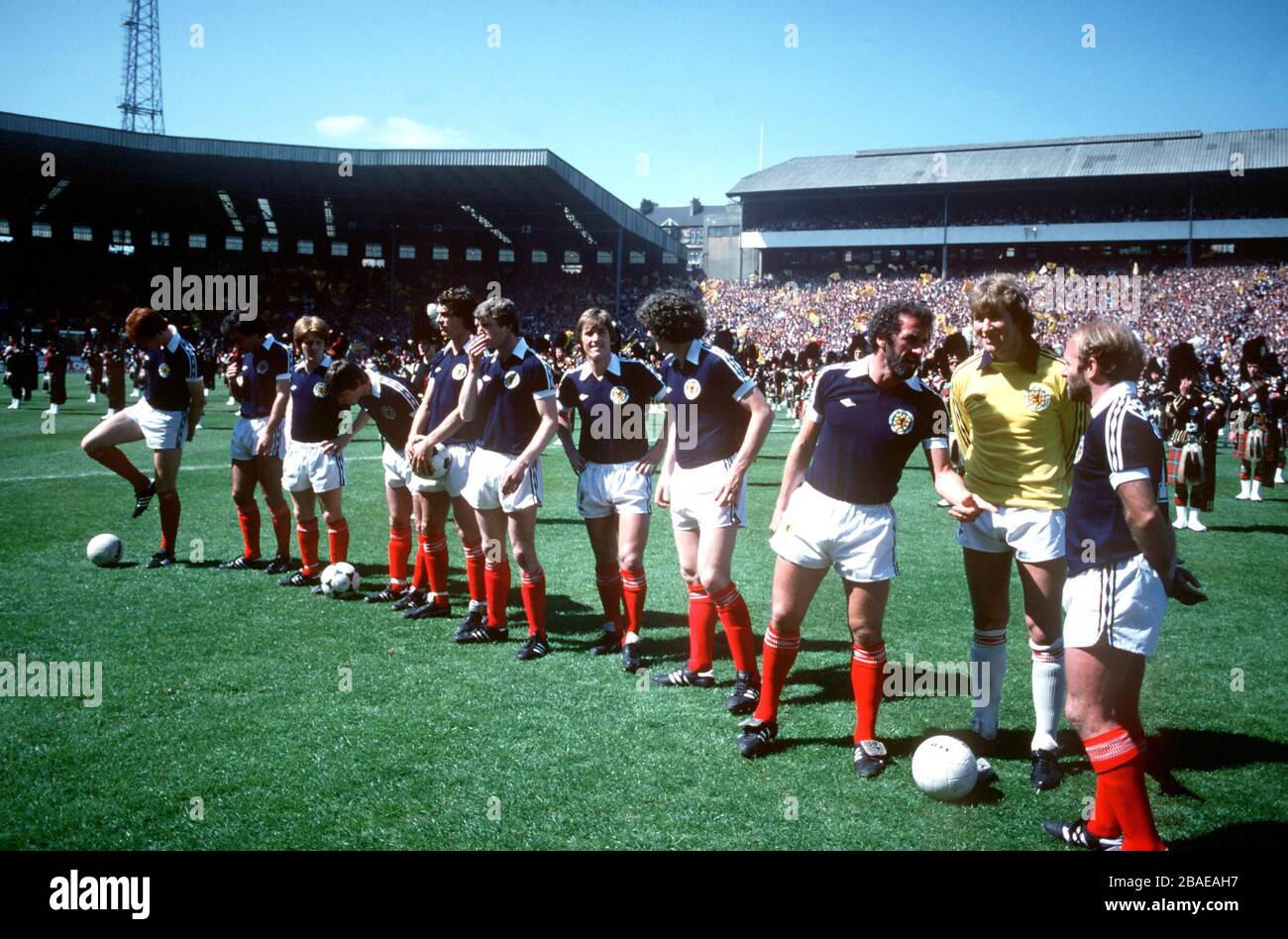 Danny McGrain chats con Alan Rough e Archie Gemmill nella squadra scozzese line up. Foto Stock