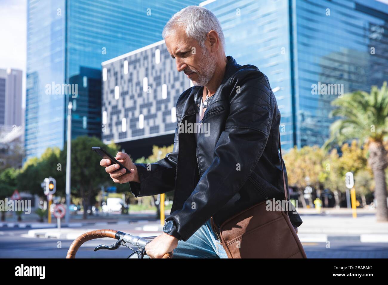 Uomo anziano in viaggio in città Foto Stock