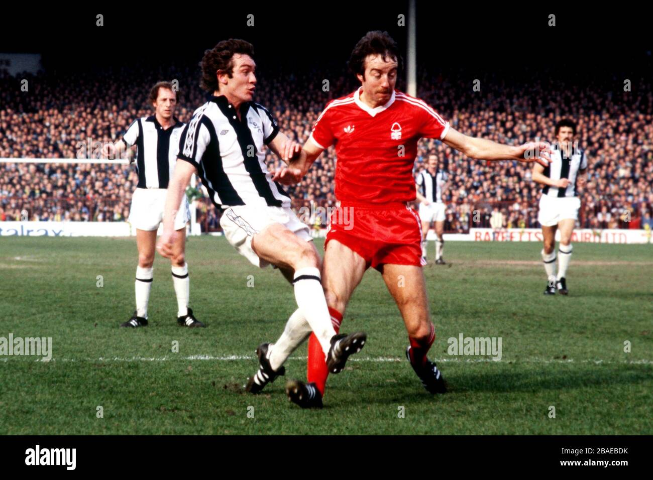 Frank Clark (r) della Foresta di Nottingham non riesce a impedire che Ally Brown (l) di West Bromwich Albion si imprimi in un colpo Foto Stock