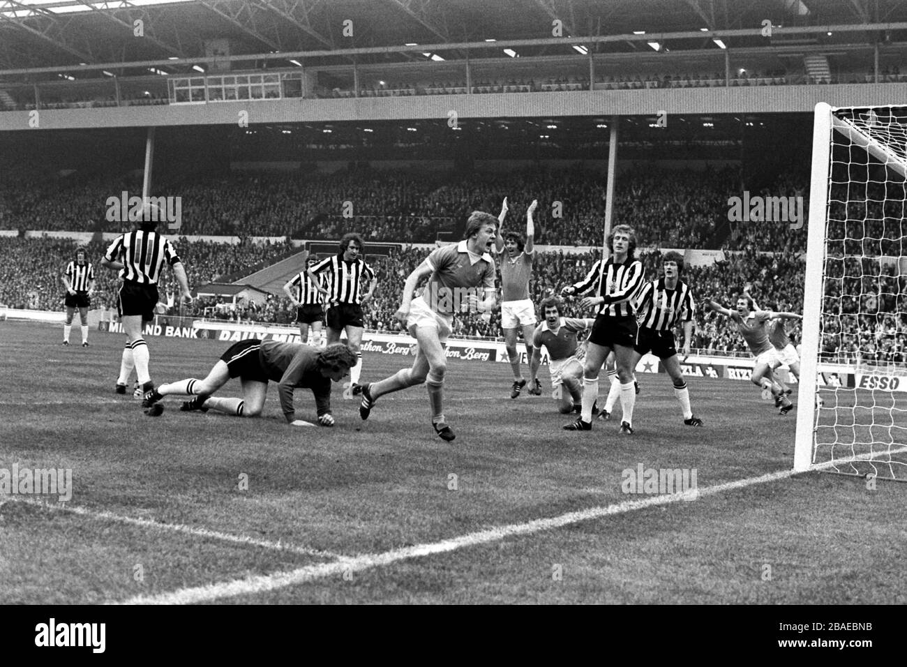 Peter Barnes (c) di Manchester City festeggia il traguardo di apertura, molto deludente per la difesa del Newcastle United Foto Stock