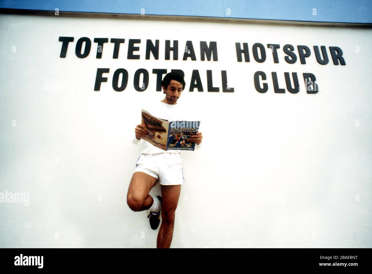 Osvaldo Ardiles di Tottenham Hotspur legge una recensione della sua performance nella Coppa del mondo 1978 nella rivista Onze, al suo arrivo a White Hart Lane Foto Stock