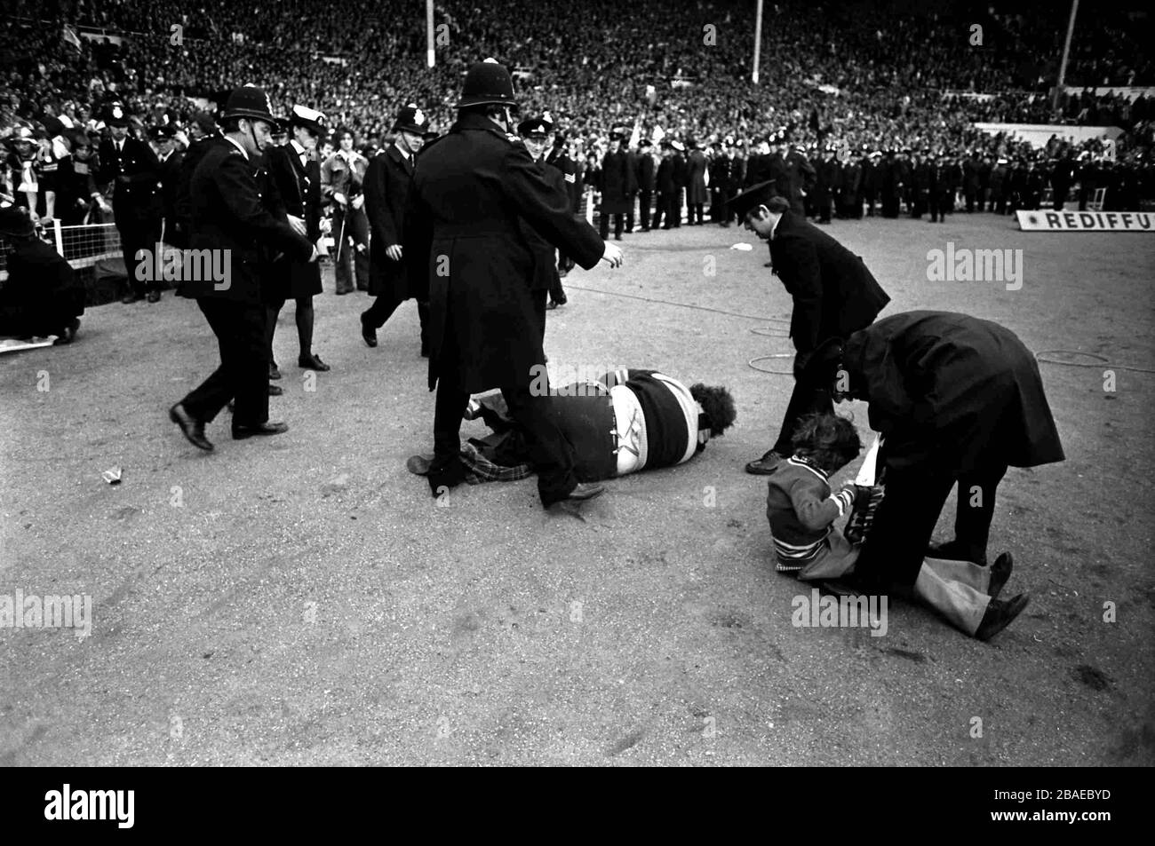 La polizia libera il campo di Wembley di celebrare i fan di West Ham United dopo che hanno corso per celebrare la vittoria finale della Coppa di fa della loro squadra Foto Stock