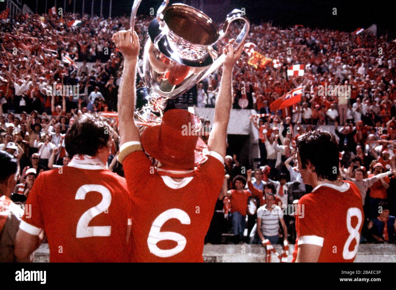 (L-R) Phil Neal, Emlyn Hughes e Jimmy Case di Liverpool mostrano la Coppa europea ai loro fan Foto Stock