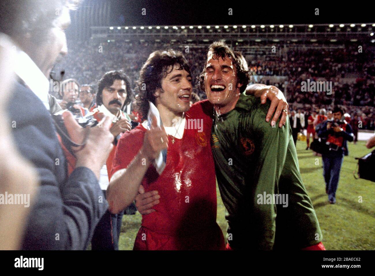 (L-R) Kevin Keegan e Ray Clemence di Liverpool festeggiano la vittoria della Coppa europea Foto Stock