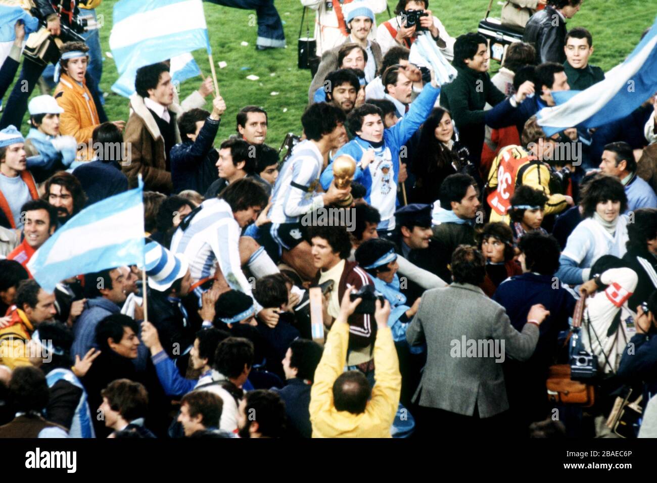 Il capitano argentino Daniel Passarella, che stringe la Coppa del mondo, è portato a spalla in alto celebrando i tifosi argentini dopo la partita Foto Stock