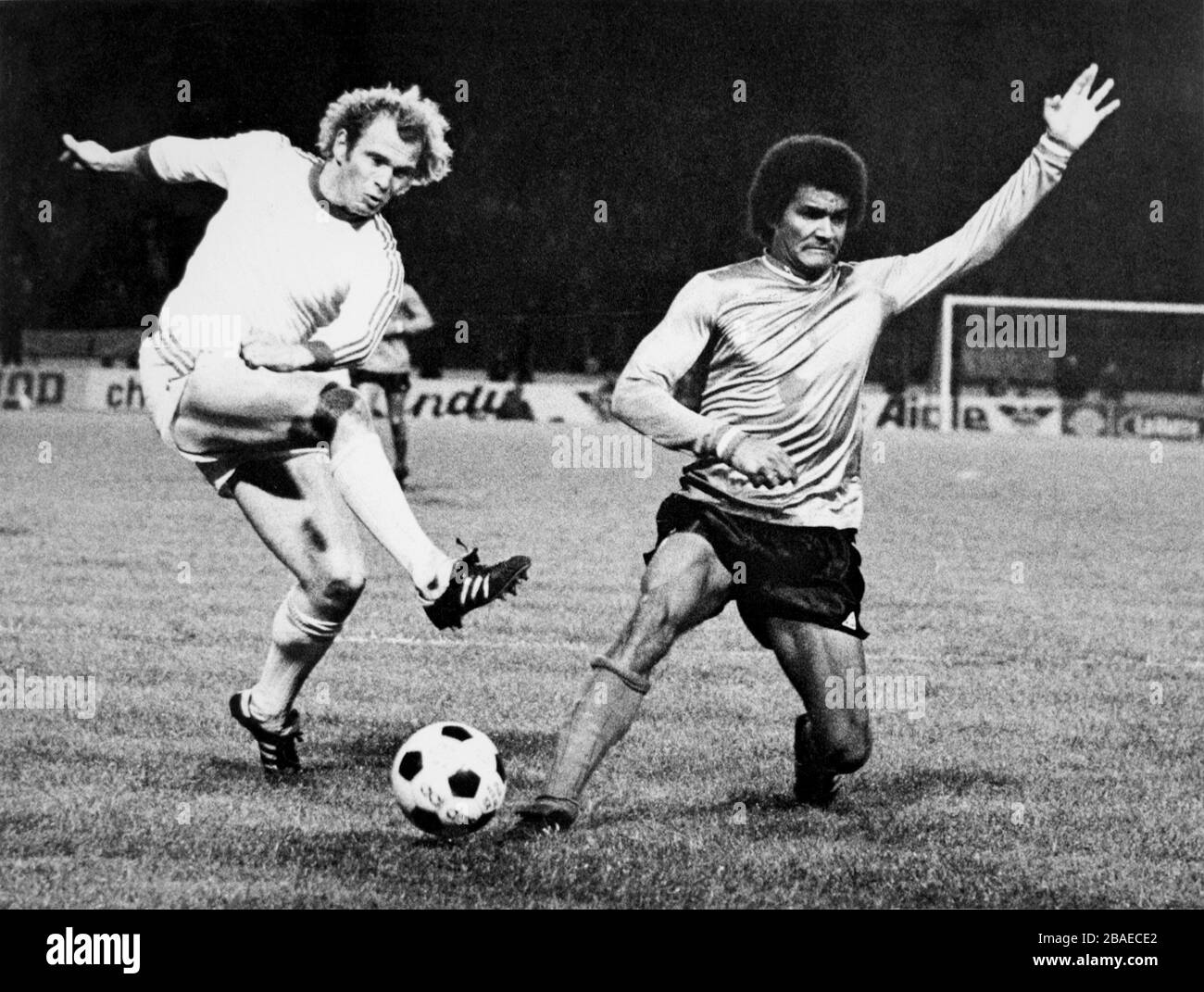 Gerard Janvion di St Etienne (r) blocca un colpo dal Bayern Munich's Uli Hoeness (l) Foto Stock