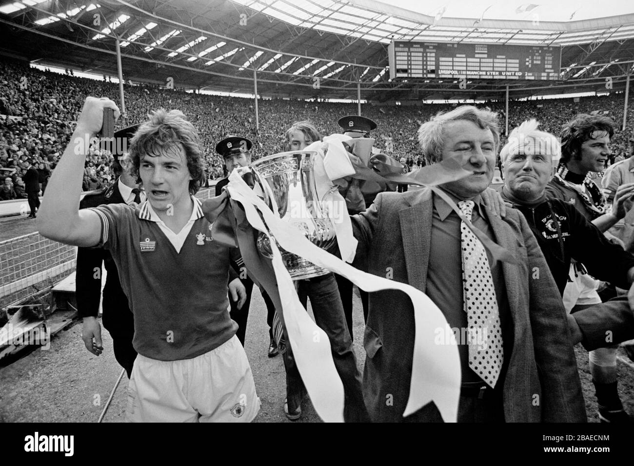 Il manager del Manchester United Tommy Dochrety (r) parade la fa Cup intorno a Wembley con Steve Coppell (l) dopo la loro vittoria del 2-1 Foto Stock