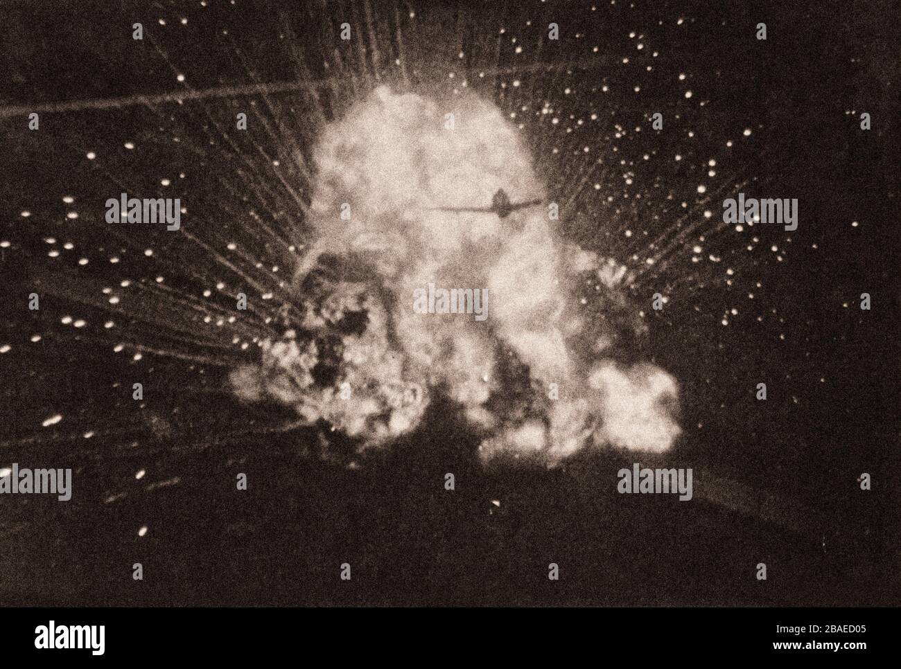 Foto retro della Repubblica americana P-47 Thunderbolt bombardando un convoglio tedesco in Francia durante la battaglia di Normandia. 1944 Foto Stock