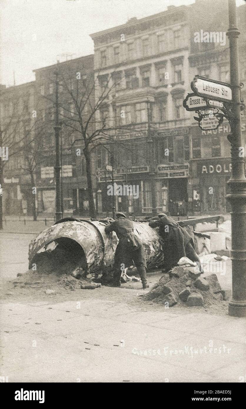 Street Fighting a Berlino durante la rivoluzione di gennaio. Germania. 1919 Foto Stock