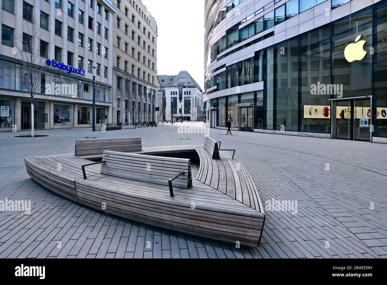 Strade vuote a Düsseldorf durante la crisi del Corona, Schadowplatz. Foto Stock