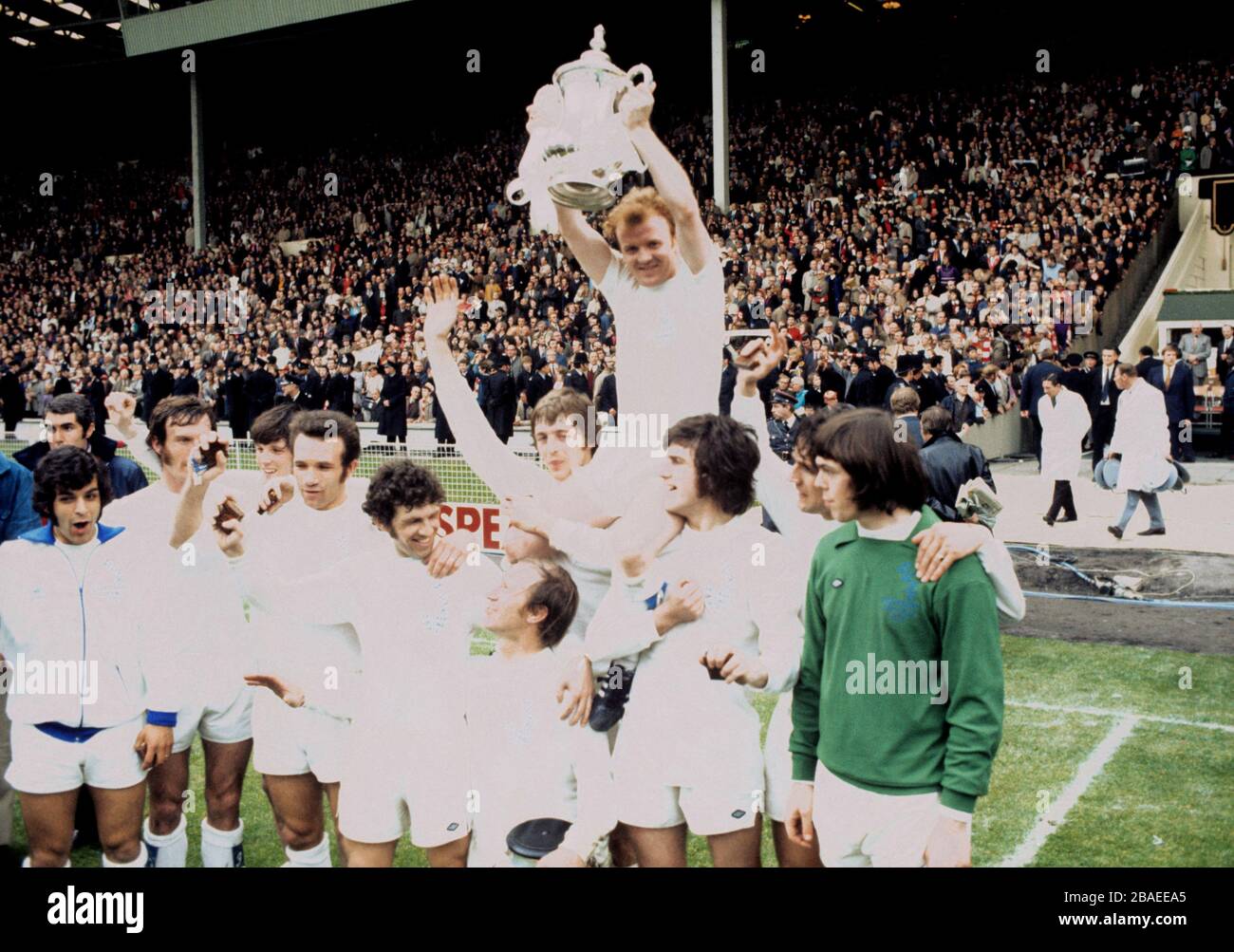 Il team di Leeds United festeggia dopo aver battuto l'Arsenal L-R: Mick Bates, Paul Madeley, Eddie Gray, Paul Reaney, Johhny Giles, Jack Charlton, Allan Clarke, Billy Bremner, Peter Lorimer, Norman Hunter e David Harvey Foto Stock